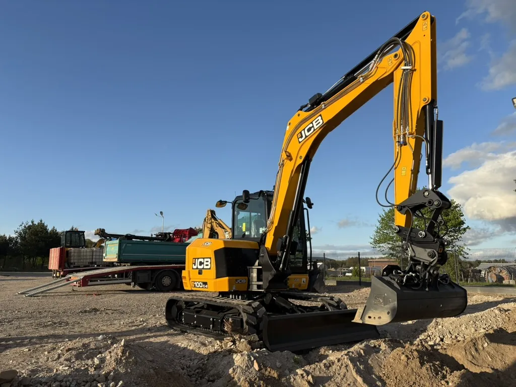 Koparka JCB 100C podczas prac ziemnych na Kaszubach