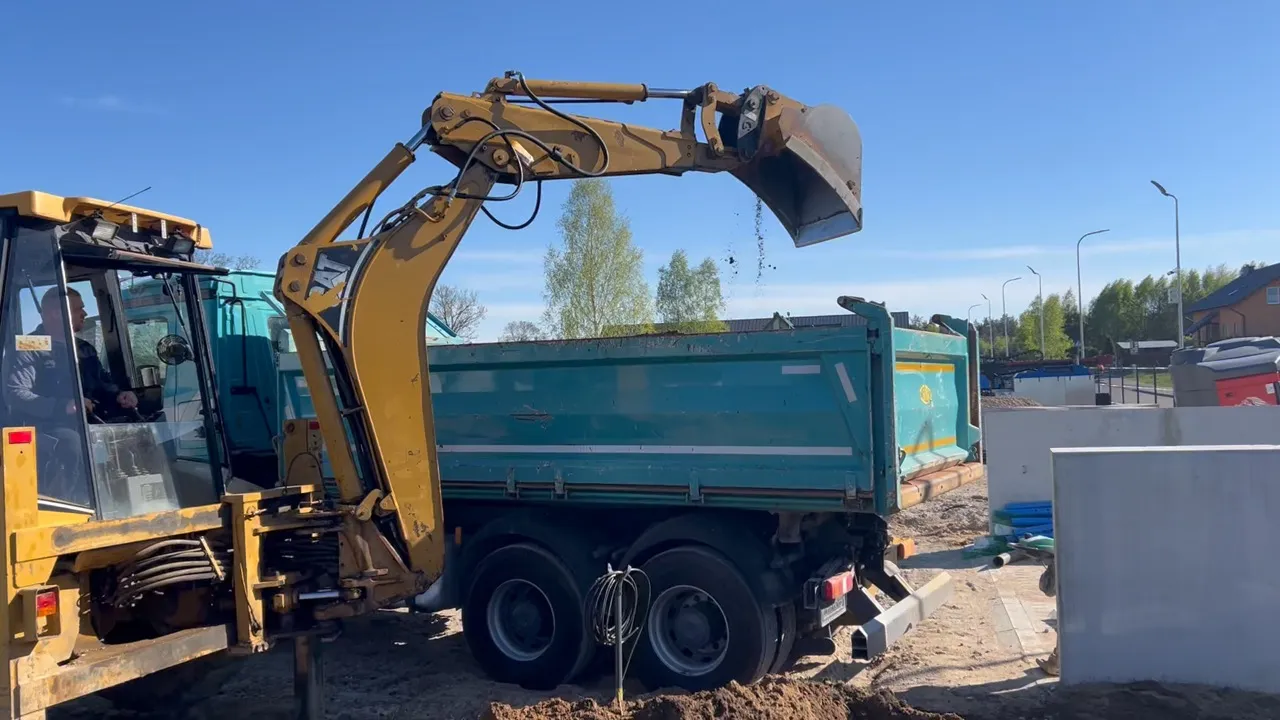 Prace ziemne koparką na Kaszubach